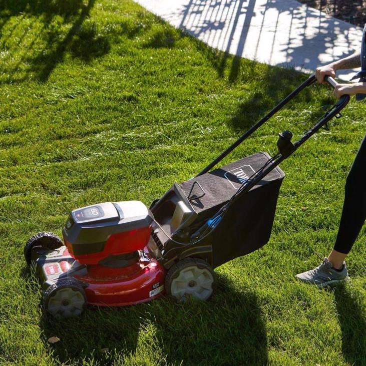 prato e giardino Ace Hardware Kit tosaerba semovente a batteria Toro Recycler da 21 pollici e 60 V (batteria e caricabatterie) 4N2616